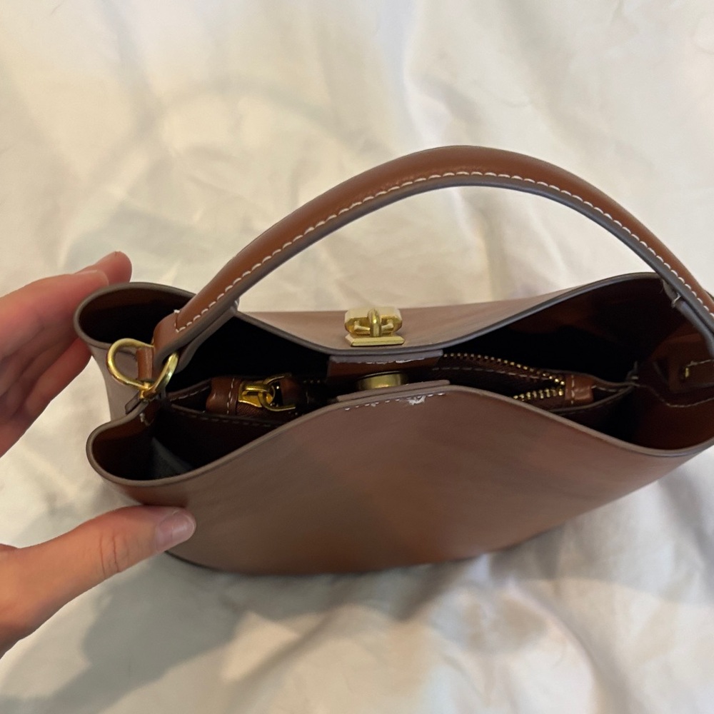 Elegant Brown Leather Handbag - Picture 5 of 6
